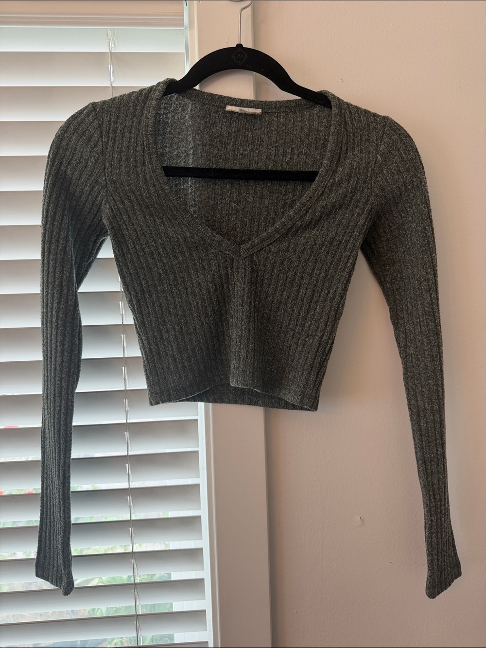 Wilfred Free Ribbed V-Neck Cropped Sweater - Charcoal